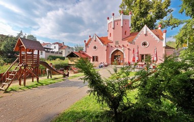 RESTAURACE A OBČERSTVENÍ V PARKU